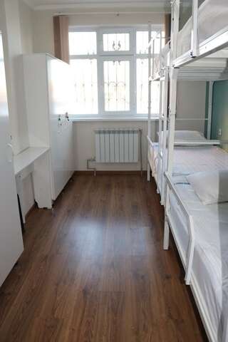 Хостелы Hostel in Nursat Шымкент Общий номер для мужчин с 6 кроватями-5